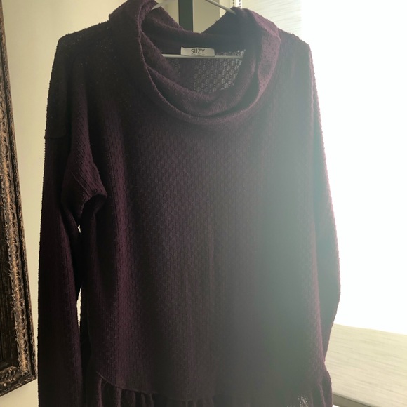 Purple Suzy Shier cowl neck ruffle bottom top - Picture 2 of 7